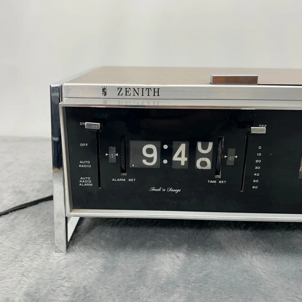 Zenith E475W Vintage Rolling Digit AM/FM Alarm Clock Radio Wood Grain MCM Japan